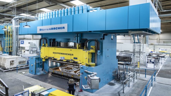 دستگاه پرس دیفن باخر متعلق به شرکت Creative Composites