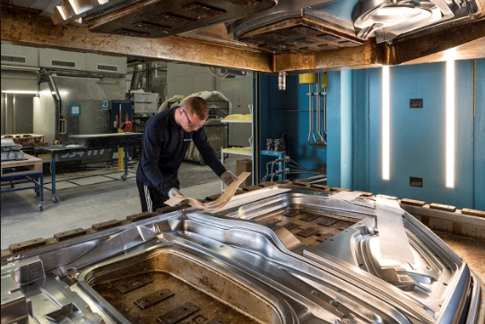 قالب بزرگ بدنه خودرو در زیر پرس 3000 تنی